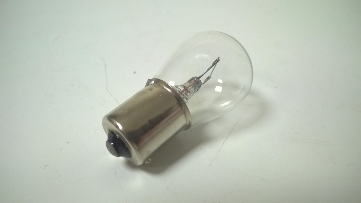 žárovka  12V   21W  BAU15s  čirá vyosené boční kontakty