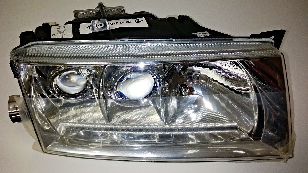 světlomet přední pravý - OCTAVIA ( xenon.)