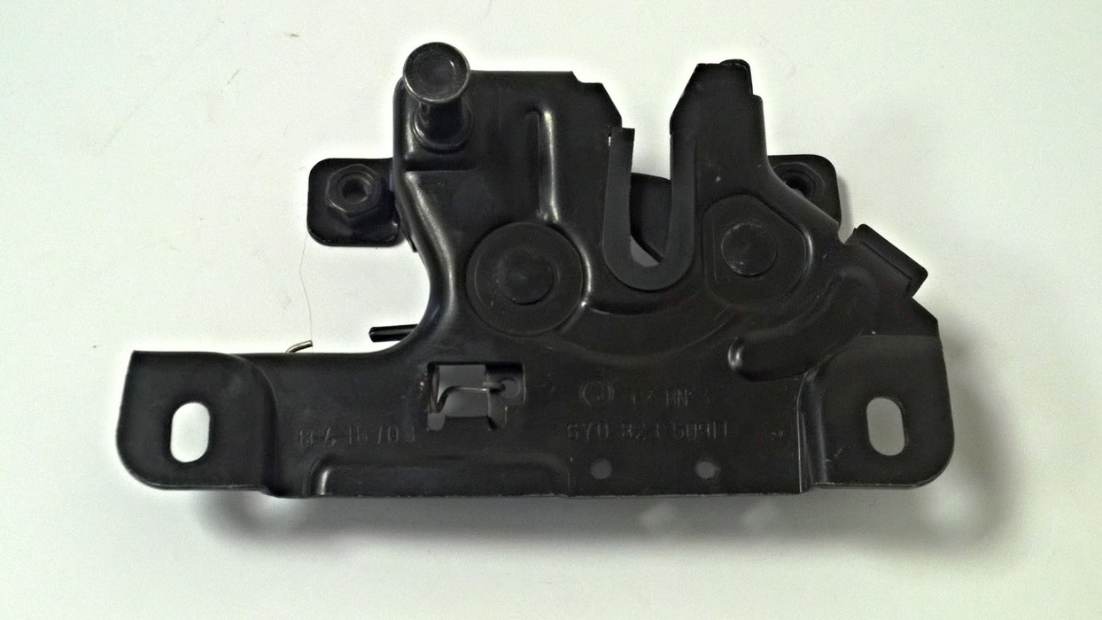 zámek víka mot.prostoru FAB.(spodní díl) 