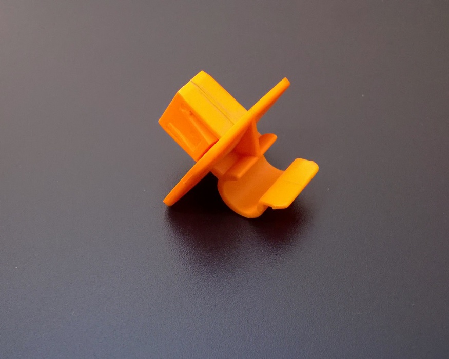 příchytka ( vzpěra kapoty ) - FAB1,2/OCT2/ROOM